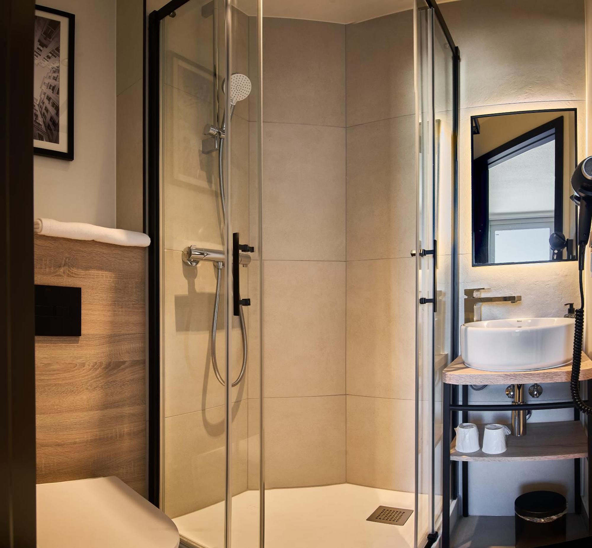 Standard Room - 1 Queen Bed